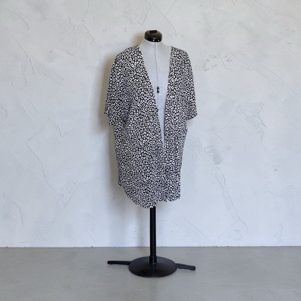 Socialite Curve 1X Monochrome Animal Print Kimono